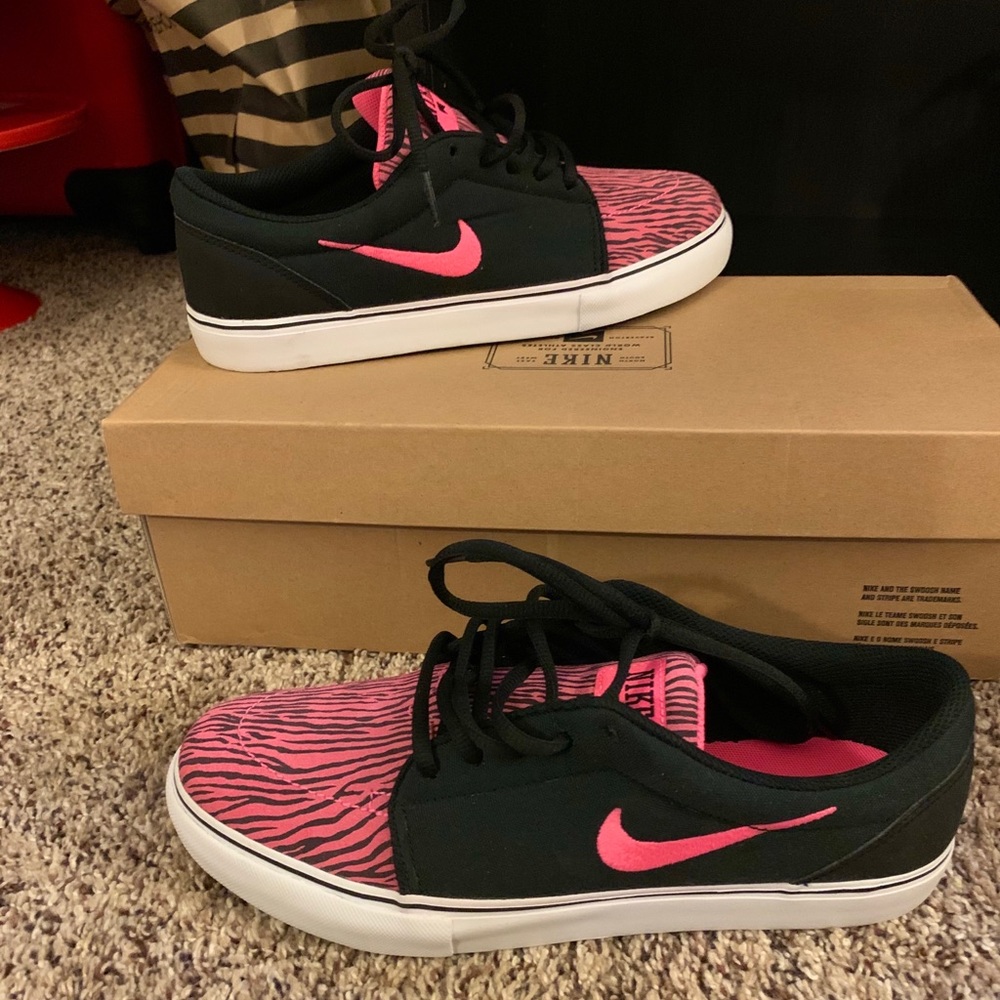 Women’s NIKE Satire Pink Black Zebra Skate Shoe 9